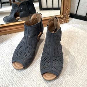 Intrepid Blue leather earth shoes size 7 1/2